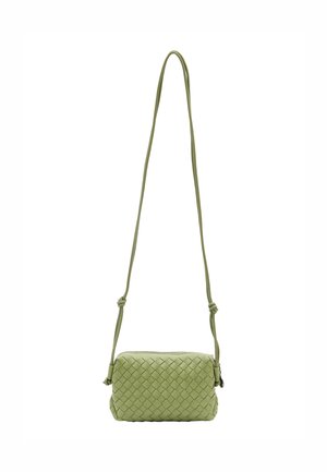 Borsa a tracolla intrecciata in pelle verde chiaro; forma rettangolare con tracolla regolabile; dotata di chiusura a zip e superficie testurizzata.