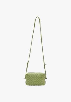 Borsa a tracolla intrecciata in pelle verde chiaro; forma rettangolare con tracolla regolabile; dotata di chiusura a zip e superficie testurizzata.
