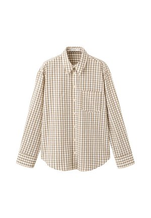 Camisa de manga larga con patrón a cuadros beige y marrón y un solo bolsillo en el pecho, mostrada sobre fondo blanco.