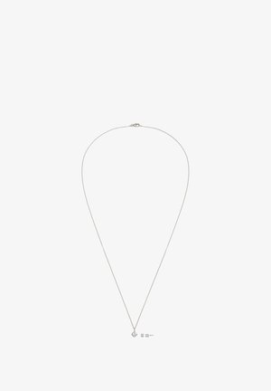 Sølverkæde med en lille firkantet diamantvedhæng parret med matchende firkantede diamant ørestikkere på en hvid baggrund.