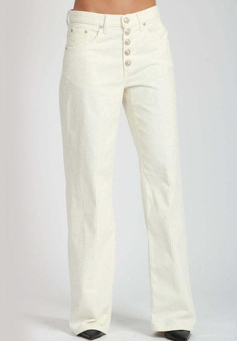 Pantaloni a gamba larga in velluto a coste bianco con vita alta, dotati di chiusura con cinque bottoni, tasche laterali e texture a coste verticali.