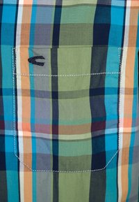 Korte mouwen geruiten overhemd met een verscheidenheid aan kleuren, waaronder groen, blauw en oranje, met een gestikte borstzak en een soepele stoftextuur.