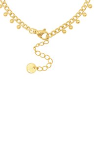 Collier en chaîne dorée avec de petites perles décoratives, fermoir à homard, longueur ajustable, avec une étiquette circulaire à l'extrémité.