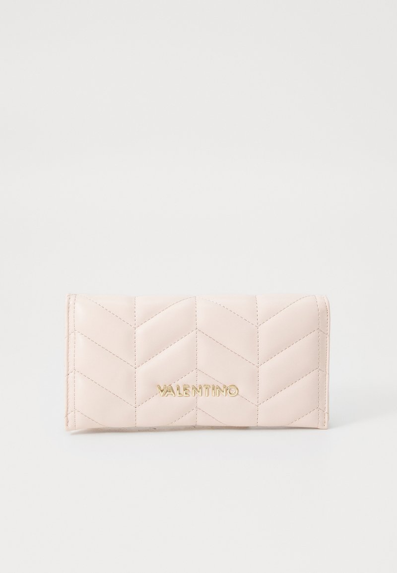 Quiltana roza usnjena denarnica s chevron vzorcem. Ima zlatotiskano "Valentino" oznako spredaj. Kompaktna pravokotna oblika.