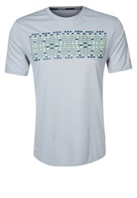 Camiseta de manga corta gris claro hecha de tela suave. Presenta un estampado con motivos de múltiples colores en el pecho, con el logo de Nike.