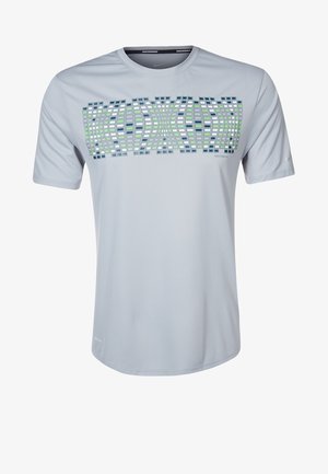 Lichtgrijze T-shirt met korte mouwen, gemaakt van een gladde stof. Heeft een patroonafdruk in meerdere kleuren over de borst, met het Nike-logo.