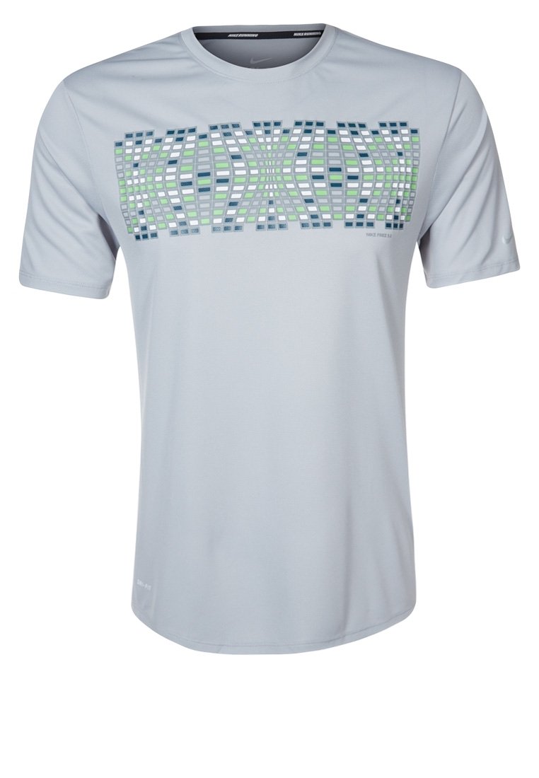 Camiseta de manga corta gris claro hecha de tela suave. Presenta un estampado con motivos de múltiples colores en el pecho, con el logo de Nike.