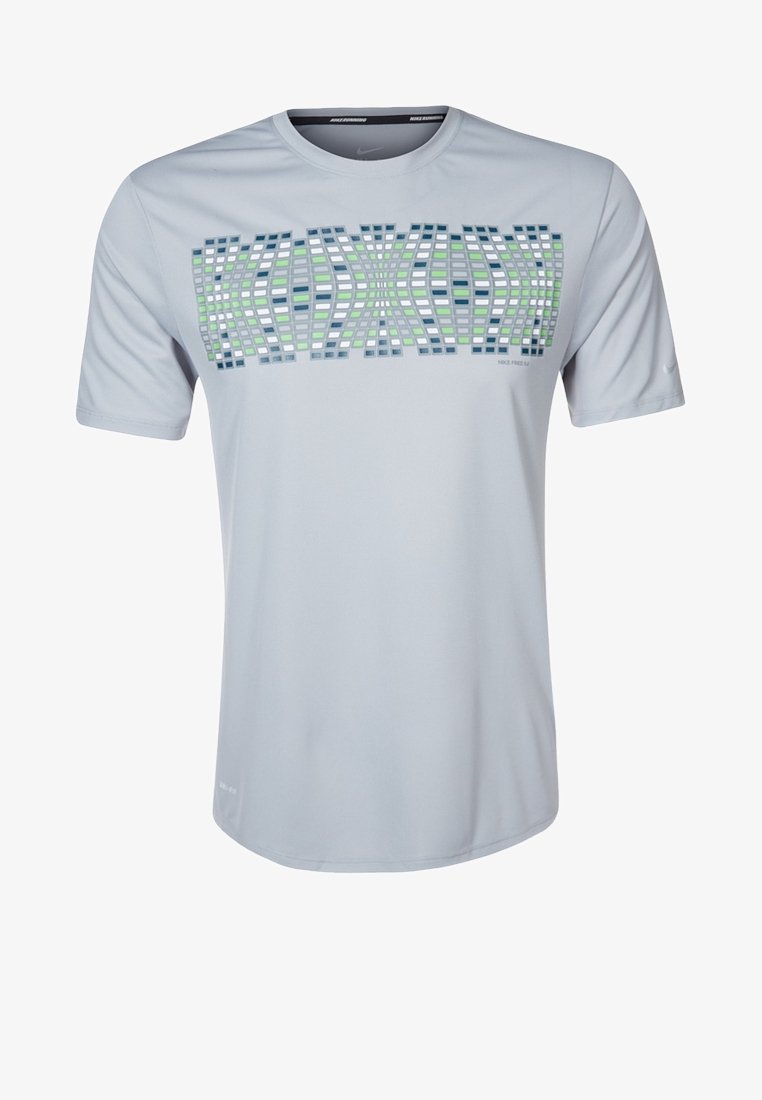 Camiseta de manga corta gris claro hecha de tela suave. Presenta un estampado con motivos de múltiples colores en el pecho, con el logo de Nike.
