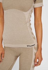 Hummel HMLCLEA SEAMLESS TIGHT  - Sport T-shirt - grey, brown