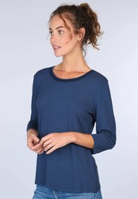 Navy-blaues Langarmshirt mit Rundhalsausschnitt und detaillierter Borte. Hergestellt aus weichem, glattem Stoff, bietet es einen lässigen Schnitt und ein schlichtes Design.