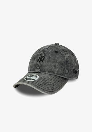 Siva denim kapa s sferičnim šiltom, z črnim vezenim logotipom spredaj, črnimi luknjicami in nastavljivim trakcem zadaj.