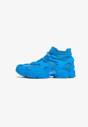 Zapatillas deportivas azules con parte superior de malla y suela de goma moldeada. Presentan un collar alto, diseño con cordones y acentos recortados para la transpirabilidad.
