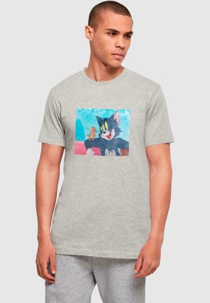 Grauer Baumwoll-T-Shirt mit einem Cartoon-Druck eines lächelnden blauen Katers und einer braunen Maus auf einem blauen Hintergrund. Kurze Ärmel, Rundhalsausschnitt.