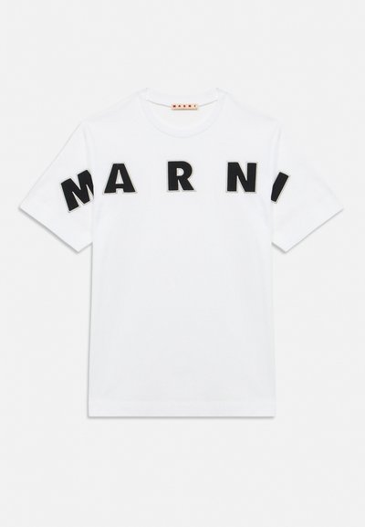 Weißes T-Shirt mit kurzen Ärmeln und großen schwarzen Buchstaben, die "MARNI" quer über Brust und Ärmel schreiben.