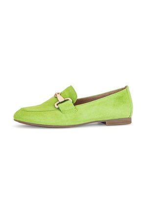 Grüne Wildlederslipper mit flacher Sohle, die ein markantes goldfarbenes Hardware-Detail an der Vorderseite und ein glattes, einfaches Design aufweisen.