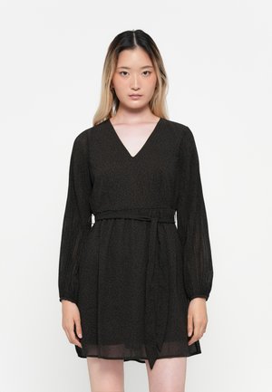 Robe noire transparente avec de longues manches, décolleté en V et taille ceinturée. Présente une texture subtile et une apparence superposée à l'ourlet.