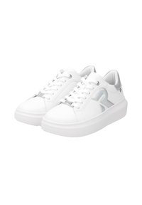 Baskets blanches avec un extérieur en cuir lisse, bout arrondi, fermeture à lacets et un accent argenté sur le côté, dotées d'une semelle épaisse blanche.
