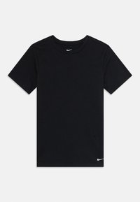Melnā kokvilnas T-kreklā ar īsām piedurknēm, apaļu kakla izgriezumu un balto Nike logo kreisajā apakšējā malā. Gluda tekstūra un klasiskā dizaina.
