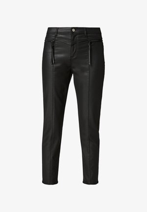 Zwarte faux leren broek met een strakke pasvorm, ritszakken aan de voorkant en een gladde textuur, met een knoopsluiting bij de taille.