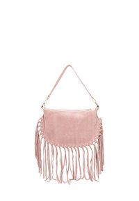 Roze suède handtas met franjes, een ronde bovenkant en een schouderriem met gouden hardwareaccenten. Over het algemeen een gladde textuur.