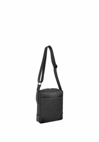 Bolso bandolera rectangular negro con correa ajustable, bolsillo frontal, cierre de cremallera y logotipo "Cerruti 1881" en el frente.