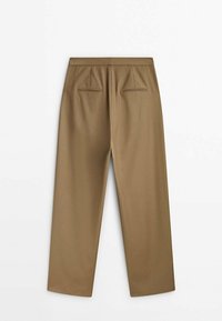 Pantalon marron à jambes droites, vu de dos, avec une ceinture et deux poches passepoilées sur fond blanc.