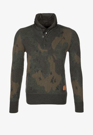 Sweter dziany z wzorem kamuflażu w ciemnozielonych i oliwkowych odcieniach. Posiada kołnierzyk, listwę na trzy guziki oraz ściągacze na mankietach.