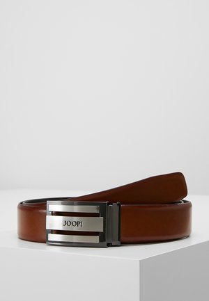 Bruine leren riem met rechthoekige zilverkleurige gesp gegraveerd met "JOOP!", geplaatst op een witte oppervlakte tegen een effen achtergrond.