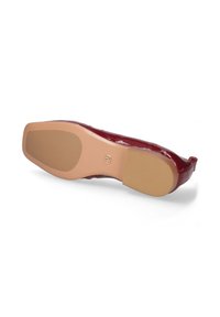 Rode patenten leren schoen met een ronde neus en een vlakke zool. Gladde afwerking met een beige buitenzool; minimalistisch ontwerp zonder zichtbare hardware.