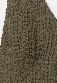 Olivově zelené šaty z texturované tkaniny s mačkaným vzorem. Design s halter výstřihem a prošitým detailem v pase.