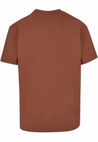Braunes T-Shirt mit kurzen Ärmeln aus weichem, leichtem Stoff. Einfaches Design mit Rundhalsausschnitt und geradem Saum, ohne Muster oder Logos.