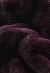 Pintamateriaali pehmeässä syvän violetissa sävyssä, joka esittelee pehmeää, samettista tekstuuria tiheällä, kiiltävällä pinnalla ja hienovaraisilla sävyerotuksilla.