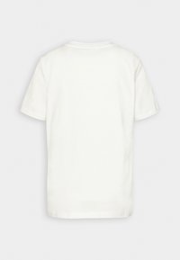 T-shirt blanc uni à manches courtes vu de dos sur un fond gris clair.