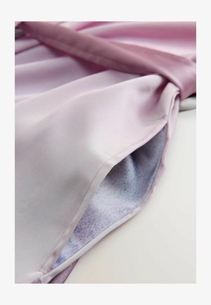 Tessuto di raso rosa chiaro con una texture liscia, caratterizzato da una sfumatura verso un rosa più scuro. Il bordo è cucito in modo ordinato con una fodera nascosta.