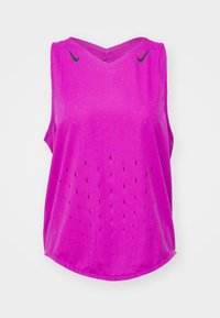 Fioletowy sportowy top na ramiączkach z dekoltem w serek, z perforowanymi detalami zapewniającymi przewiewność oraz czarnymi logo Nike na ramionach.