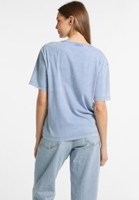 Guess Jeans Tričko s potlačou - himmelblau