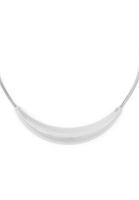 Collar de plata con un colgante de metal curvado, que presenta una superficie lisa y una cadena flexible y texturizada para un ajuste ajustable.