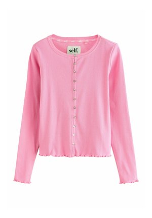 Cárdigan largo de manga larga rosa con textura acanalada, que presenta un escote redondeado y un cierre de botones decorativo en la parte delantera.