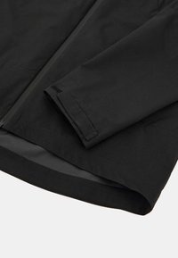 Juodas vandeniui atsparus džemperis su užtrauktuku, lygia tekstūra, sulankstyta rankove ir matoma tinklelio pamušalu apačioje.