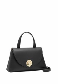 Bolso de mano de cuero negro con un diseño estructurado, tapa redondeada, herrajes en tono dorado, asas cortas y una correa de hombro desmontable.