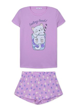 Set di pigiama a maniche corte viola con una grafica di un gatto in una tazza sulla parte superiore; pantaloni corti con un motivo di impronte di zampe e fiori in colori simili.