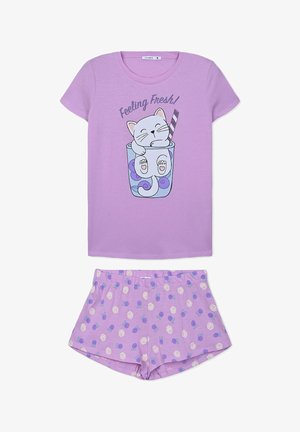 Set di pigiama a maniche corte viola con una grafica di un gatto in una tazza sulla parte superiore; pantaloni corti con un motivo di impronte di zampe e fiori in colori simili.