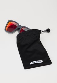 Arnette PLOT TWIST UNISEX - Päikeseprillid - medioum grey