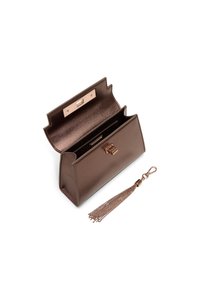 Borsa in bronzo metallico con design strutturato, scomparti interni e un tassello decorativo attaccato da una clip metallica.