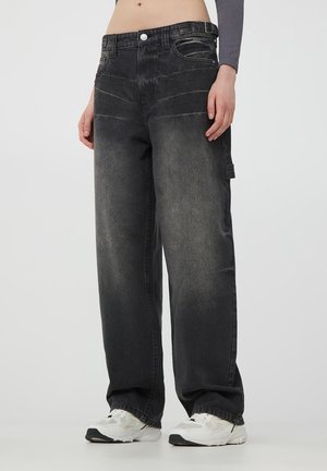 Jeans boyfriend in denim nero con finitura sbiadita, caratterizzati da dettagli di cucitura in vista, cinque tasche e una chiusura a bottone sicura in vita.