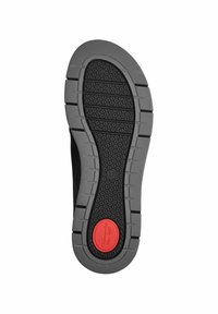 Talpa de pantof din cauciuc negru cu un model texturat de profil. Prezintă un accent circular roșu ridicat, etichetat "Comfort". Profil plat cu caneluri.