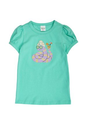 Chemise turquoise à manches courtes pour enfants avec épaules bouffantes, représentant un serpent de dessin animé portant des masques pour les yeux au concombre et tenant un cocktail.