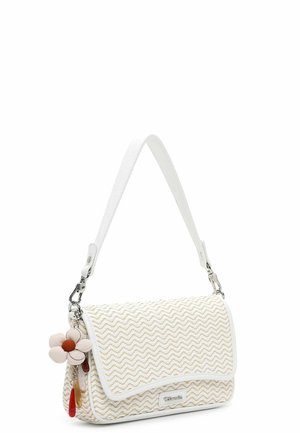 Witte schoudertas met structuur en zigzagpatroon, een sleutelhanger in de vorm van een bloem, en een korte witte band met zilveren clips.