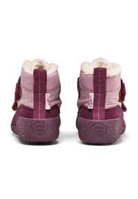 Un paio di stivali invernali per bambini, di colore viola e rosa, con fodera in peluche, linguette posteriori e suole texture, marchiati "Affen Zahn", mostrati da dietro.