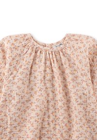 Langärmlige rosa Bluse mit floralem Muster und gerafftem Ausschnitt. Sie zeichnet sich durch ein kleines Blumenmuster in Orange und Gelb auf einem strukturierten Stoff aus.